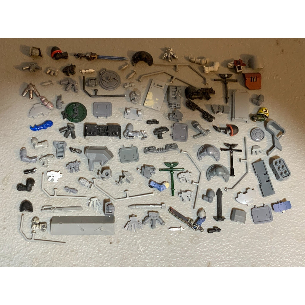 A23327 WARHAMMER 40K SPACE MARINES BITS LOT GUNS ARMS TANK STANDARD POLE GW