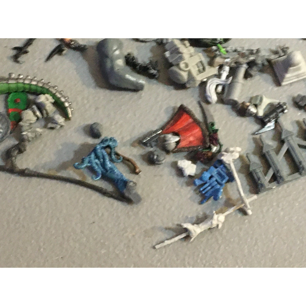A32579 UNKNOWN PLASTIC MINIATURES BITS LOT FANTASY SCI-FI FUTURISTIC