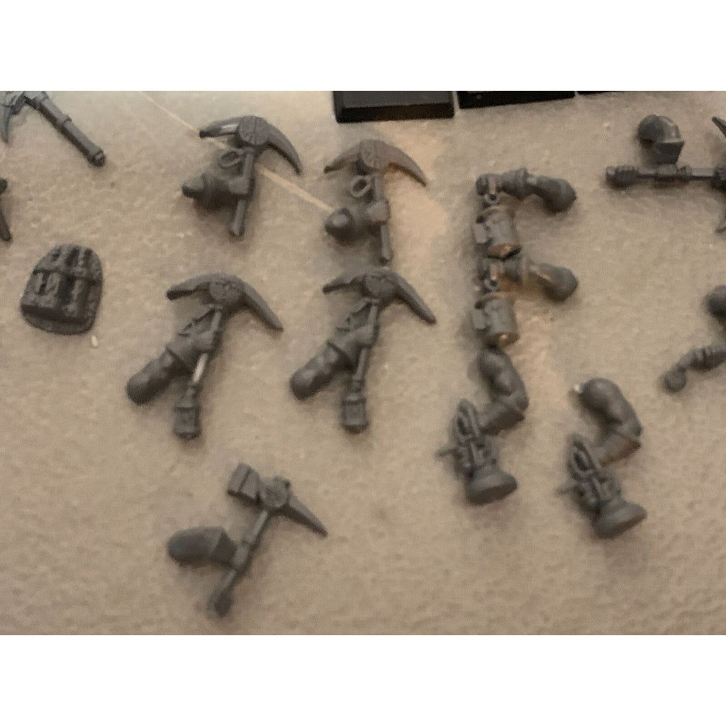 A16701 WARHAMMER AOS FANTASY DWARFS DWARVES MINERS & BITS LOT