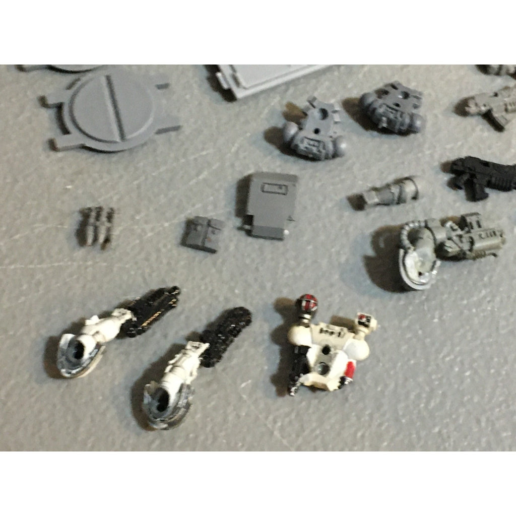 A25111 WARHAMMER 40K SPACE MARINES BITS LOT POWERFIST GUNS BACKPACK GW
