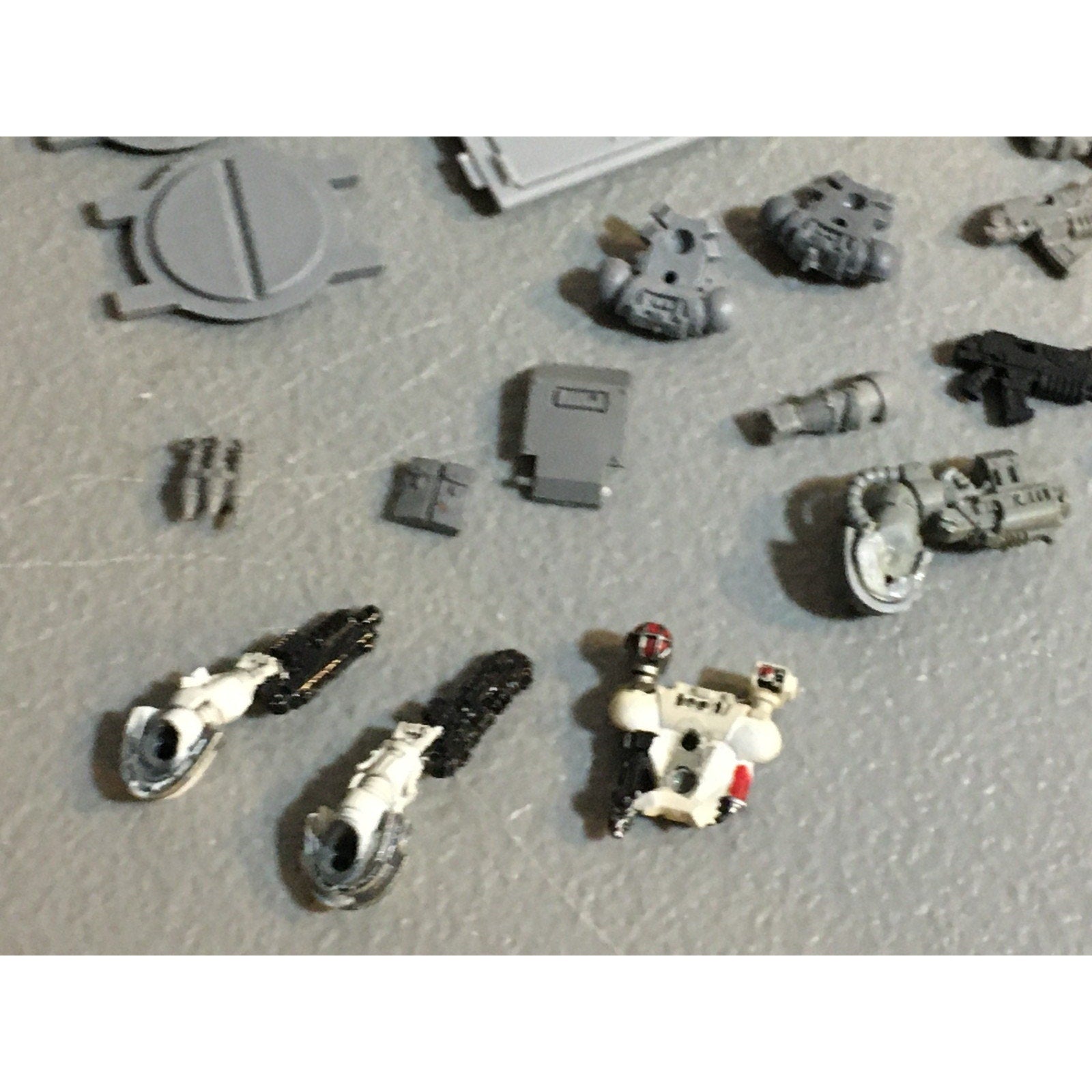 A25111 WARHAMMER 40K SPACE MARINES BITS LOT POWERFIST GUNS BACKPACK GW