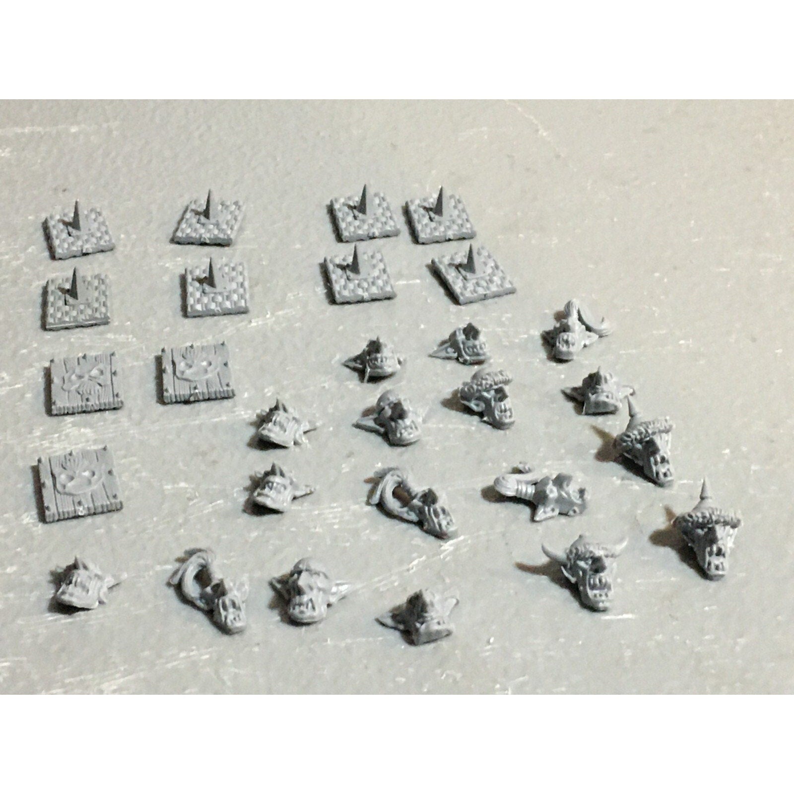 A23395 WARHAMMER FANTASY ORCS & GOBLINS BITS LOT GOBLIN SHIELDS HEADS GW