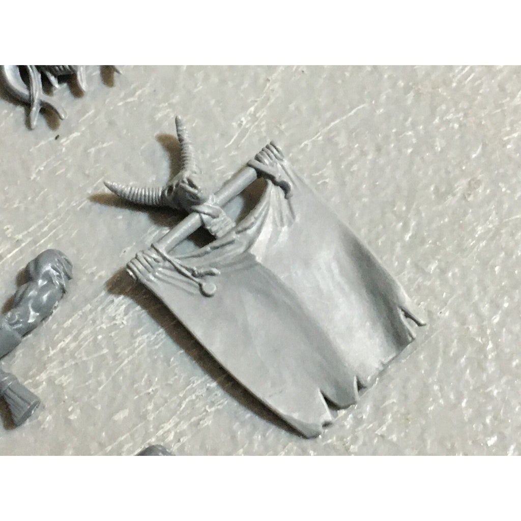 A23125 WARHAMMER FANTASY CHAOS BEASTMEN BITS LOT GORS BANNERS ARMS GW