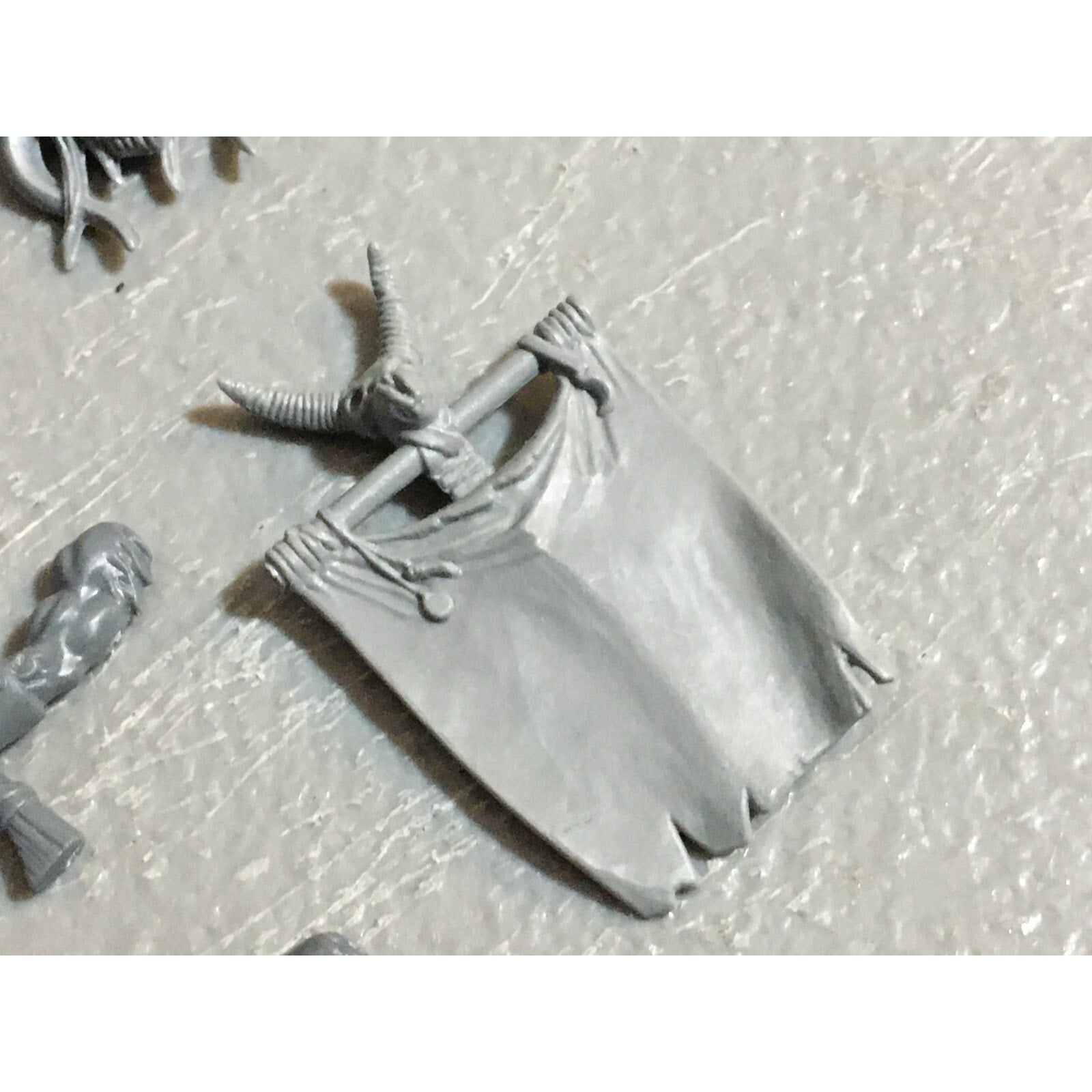 A23125 WARHAMMER FANTASY CHAOS BEASTMEN BITS LOT GORS BANNERS ARMS GW