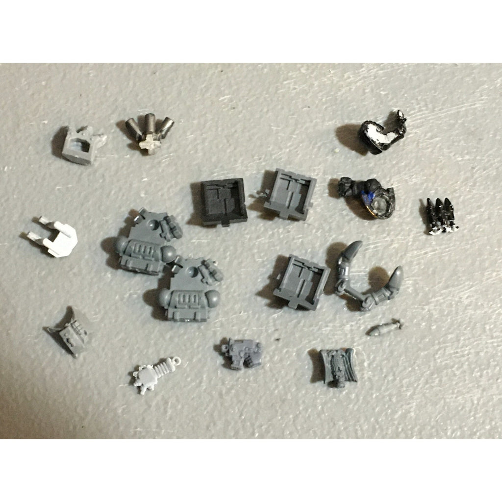 A23266 WARHAMMER 40K SPACE MARINES BITS LOT MIXED VEHICLE BACKPACK GW