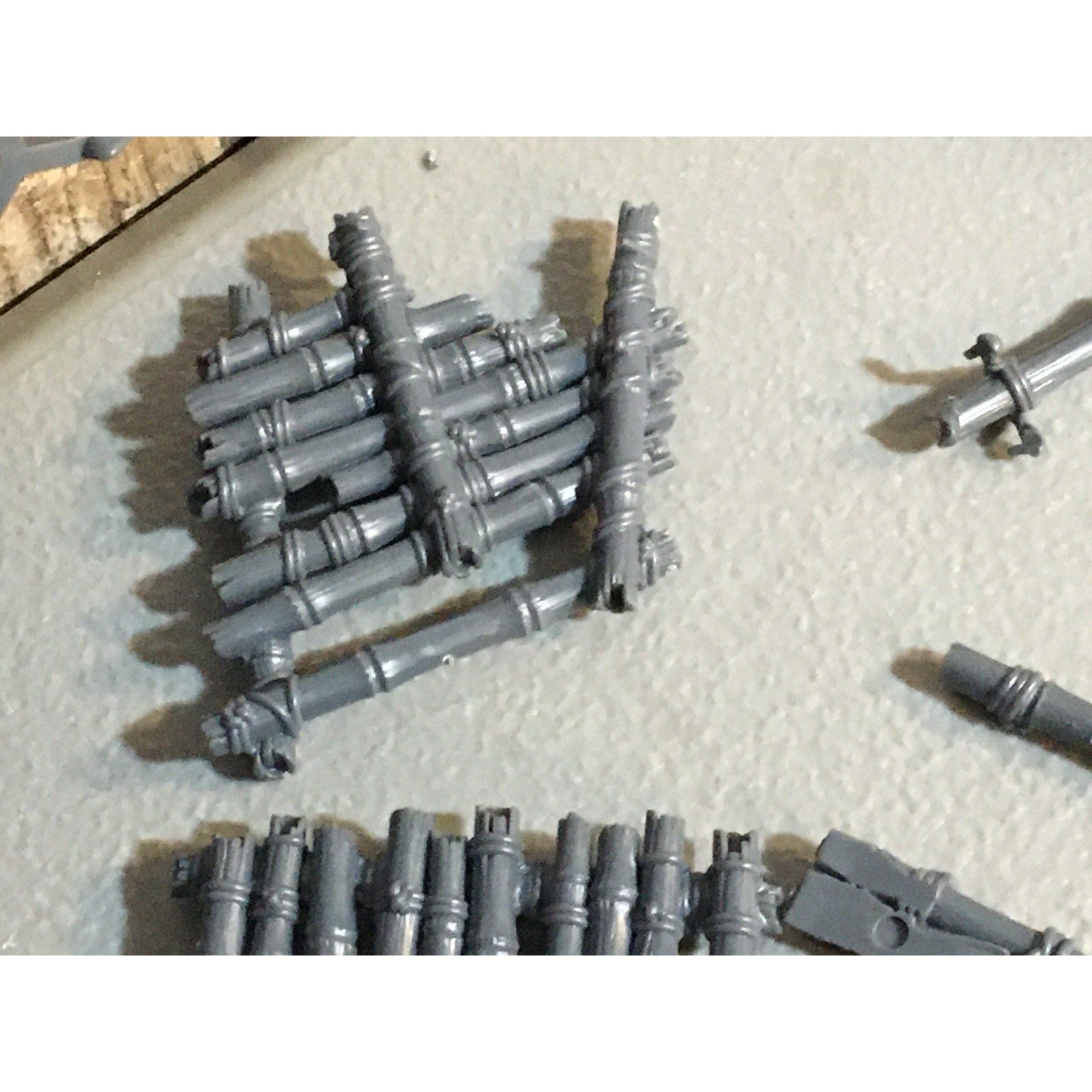 A32568 UNKNOWN MINIATURES PLASTIC BITS LOT FANTASY TERRAIN TREE BRIDGE PARTS GW