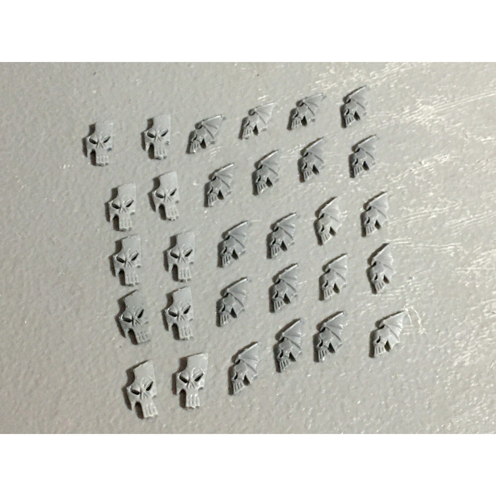 A22067 WARHAMMER FANTASY DARK ELVES BITS LOT SHIELD ICONS GAMES WORKSHOP GW