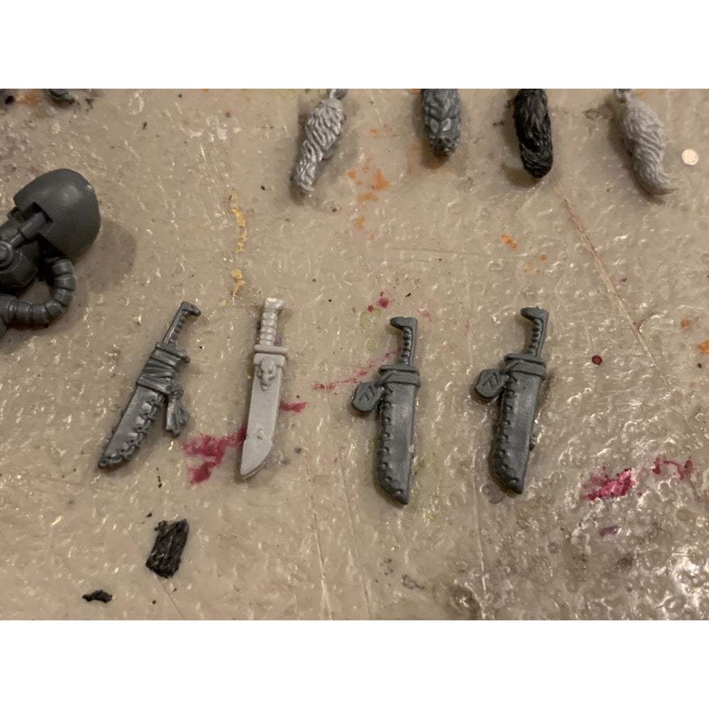 A23191 WARHAMMER 40K SPACE MARINES BITS LOT SPACE WOLVES TAILS AXE KNIVES HEAD