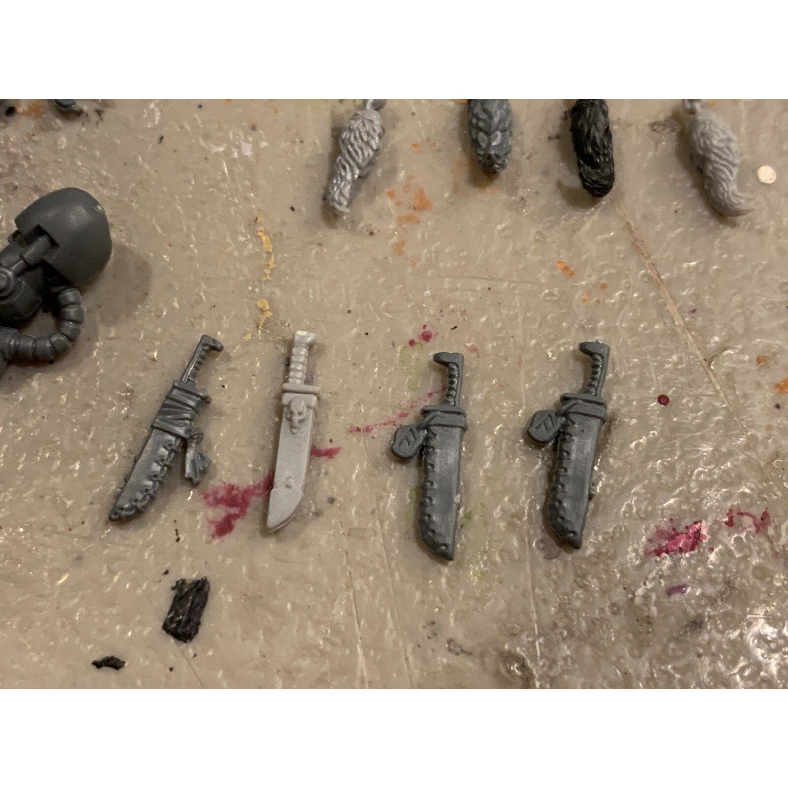 A23191 WARHAMMER 40K SPACE MARINES BITS LOT SPACE WOLVES TAILS AXE KNIVES HEAD