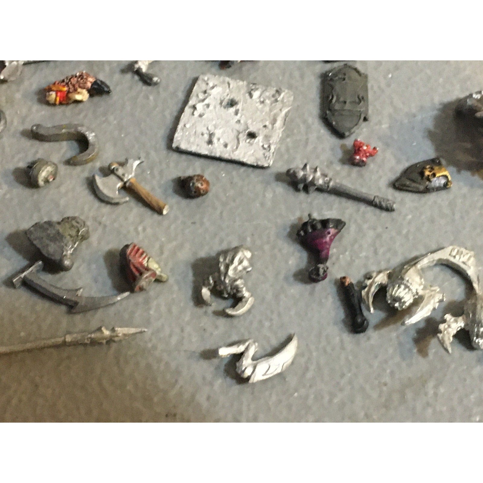 A32590 UNKNOWN MINIATURES METAL BITS LOT SKULL PILE ARM WEAPON CREATURE HEAD