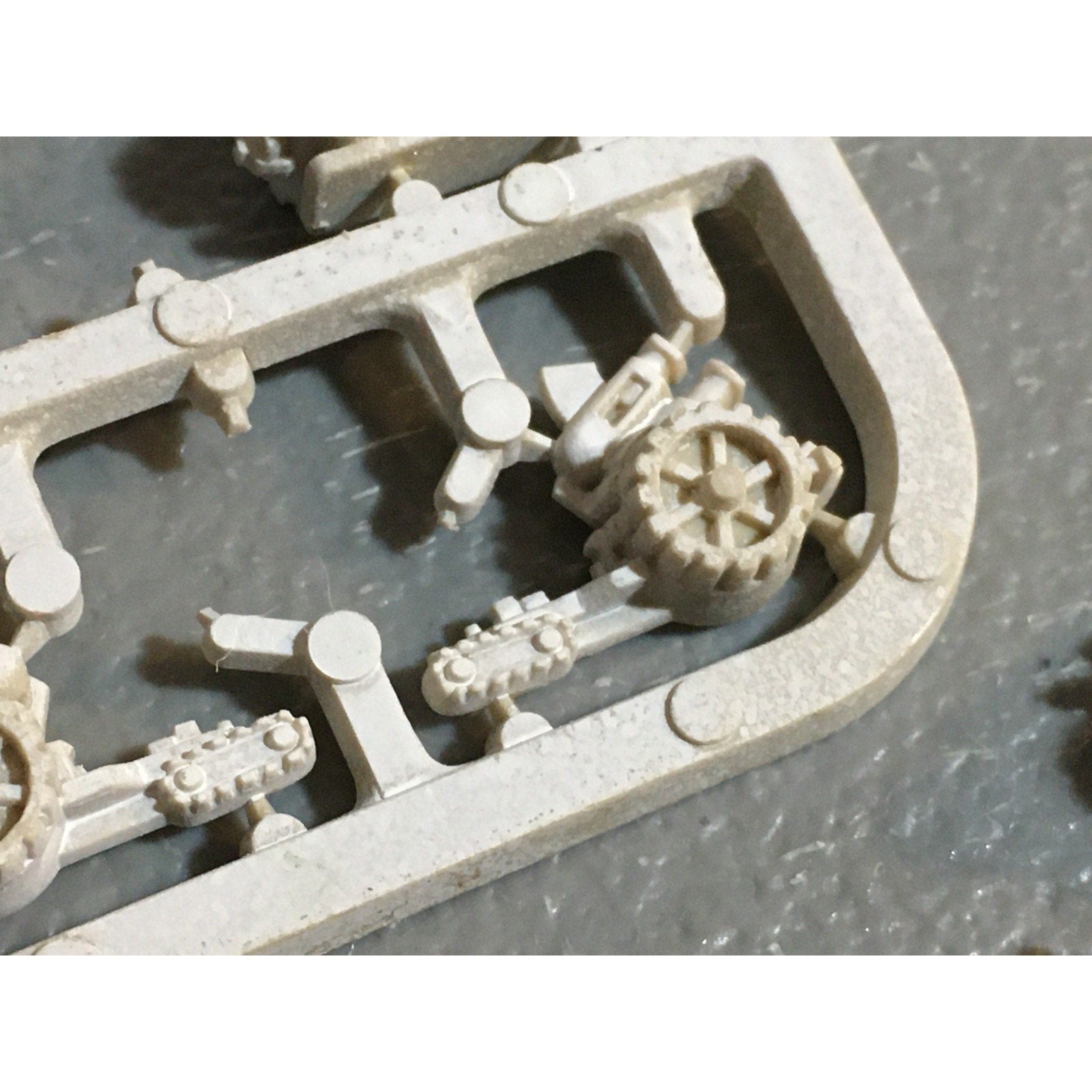 A24558 EPIC 40K SPACE MARINES SQUATS TRIKES THUDD GUNS ON SPRUE GW