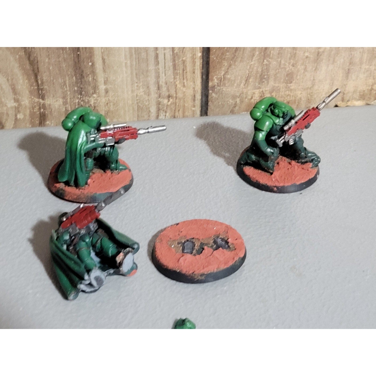 A18335 WARHAMMER 40K SPACE MARINES PRIMED DARK ANGELS ELIMINATORS MAG BASE