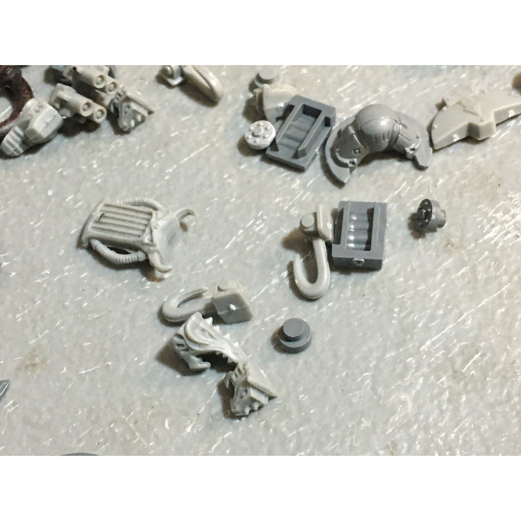A18517 WARHAMMER 40K SPACE MARINES VEHICLE BITS & CAPTAIN MISS SWORD HAND GW
