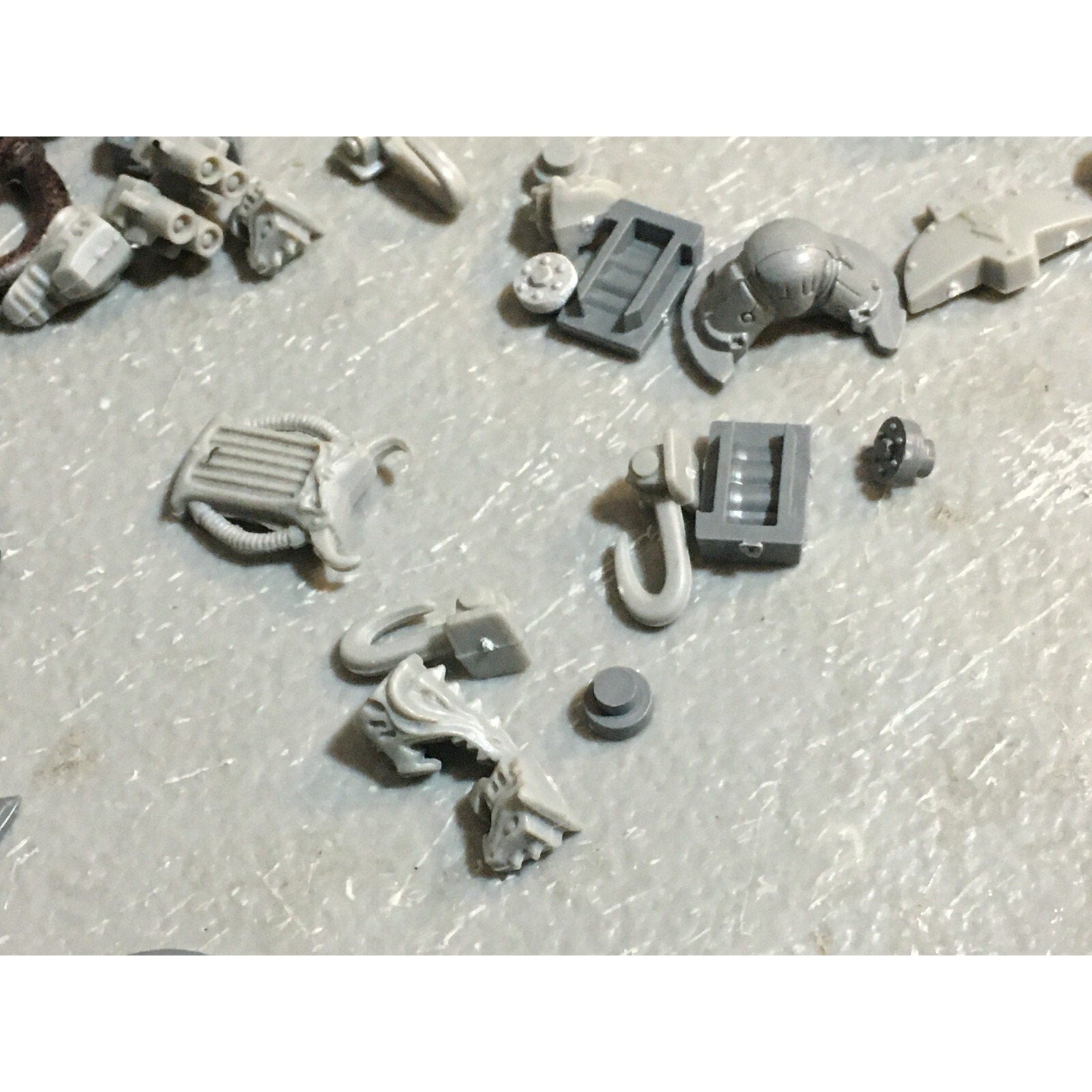 A18517 WARHAMMER 40K SPACE MARINES VEHICLE BITS & CAPTAIN MISS SWORD HAND GW