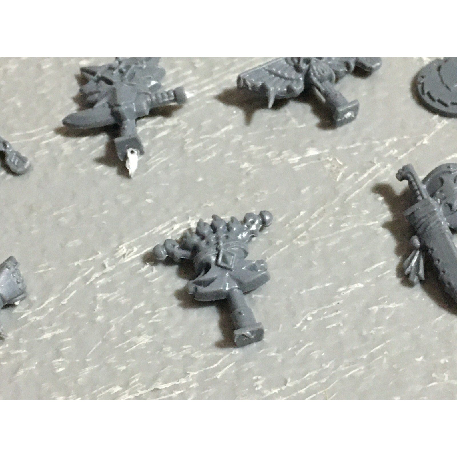 A22560 WARHAMMER 40K SPACE MARINES WOLVES BITS LOT BANNER ACCESSORY SHIELD GW