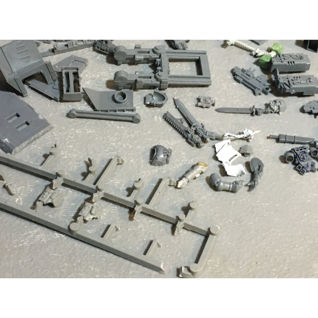 A24530 WARHAMMER 40K SPACE MARINES BITS LOT TANK ARMS OATHS GW