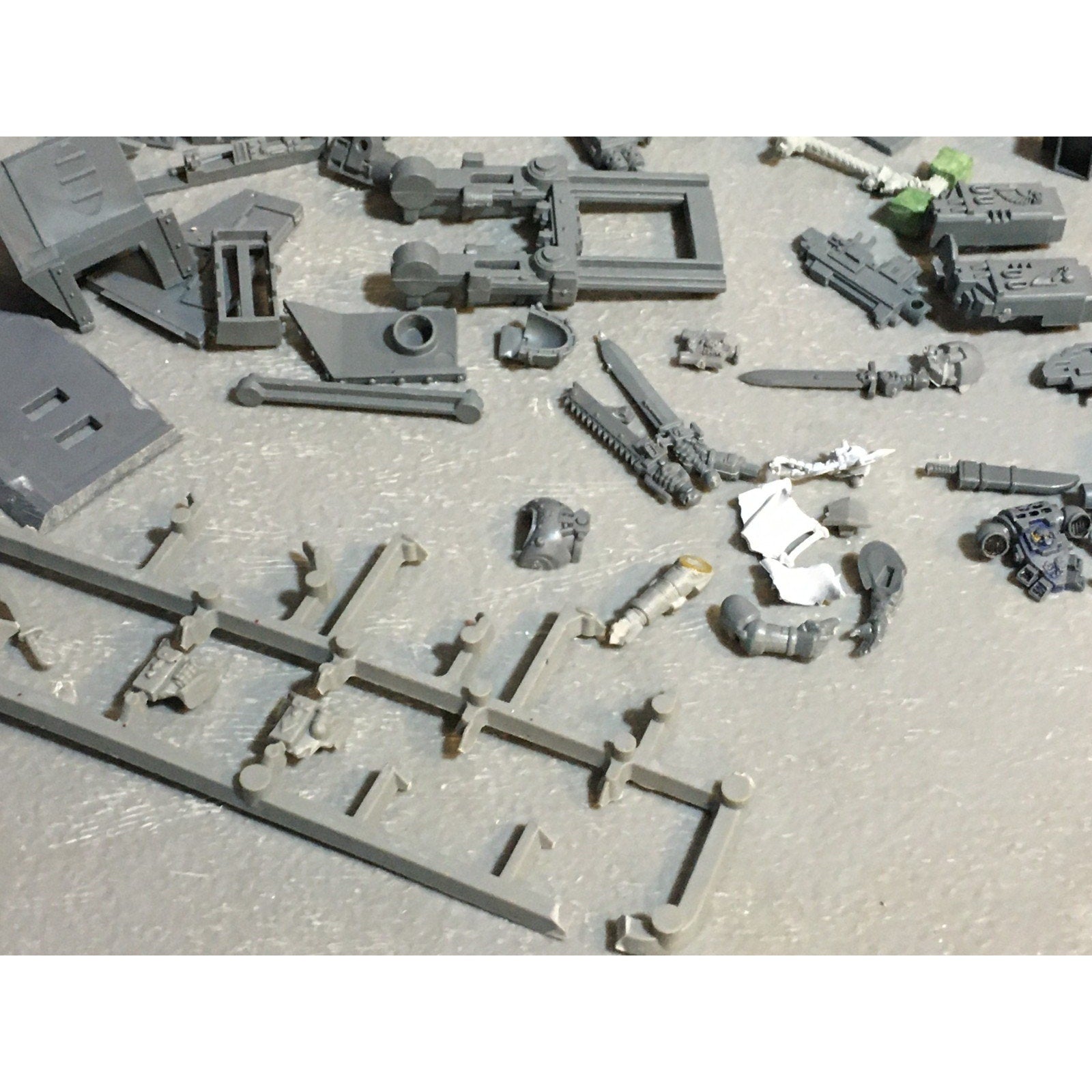 A24530 WARHAMMER 40K SPACE MARINES BITS LOT TANK ARMS OATHS GW