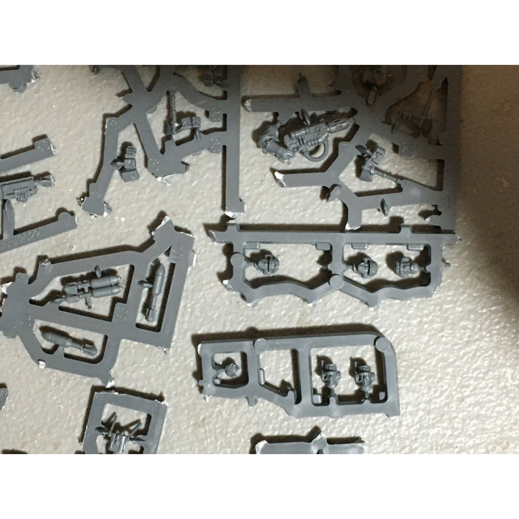 A20992 WARHAMMER 40K ASTRA IMPERIAL GUARD BITS ON SPRUE LOT SCIONS HEADS ACCESSO