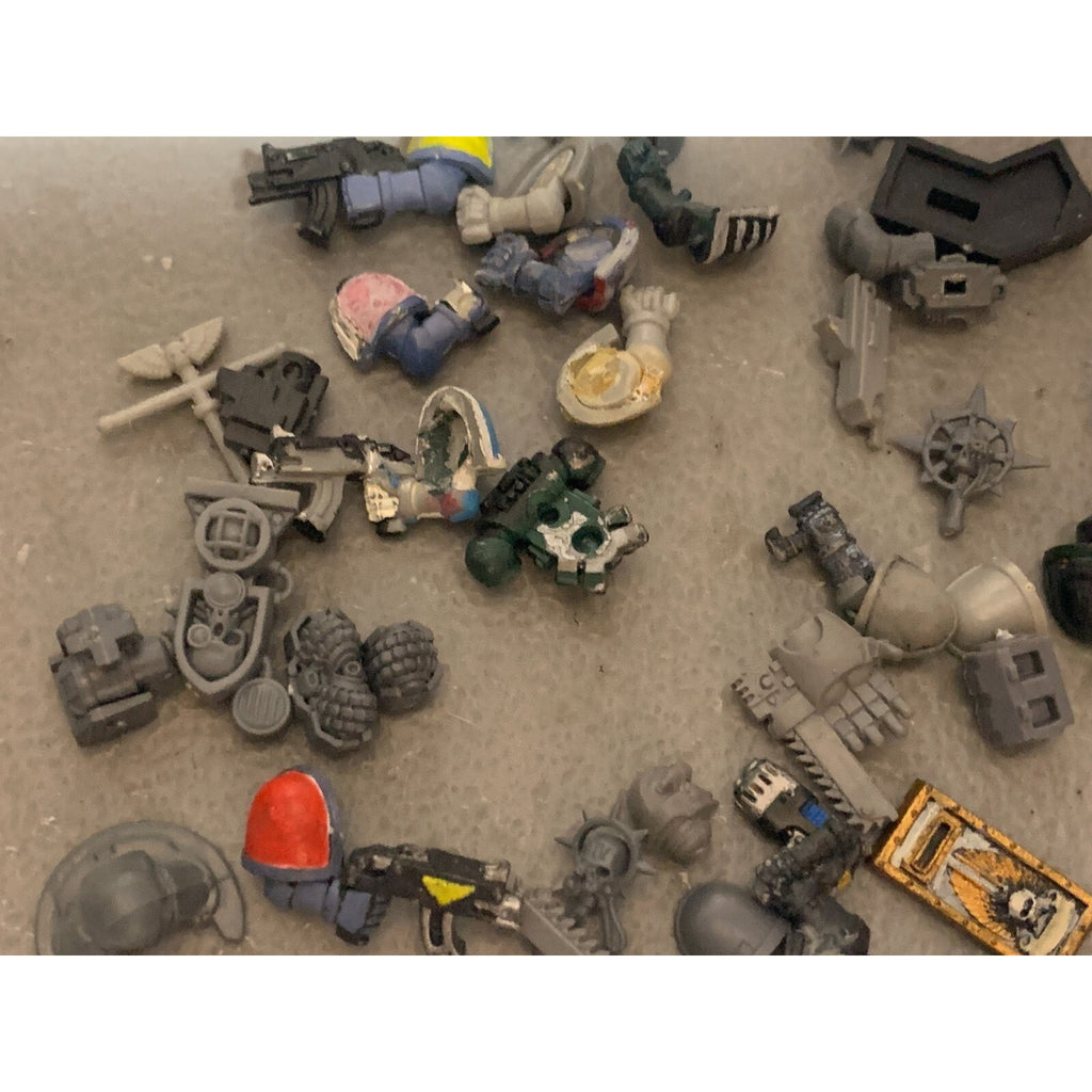 A23310 WARHAMMER 40K SPACE MARINES BITS LOT SOME SPACE WOLVES HEADS ARMS GUNS