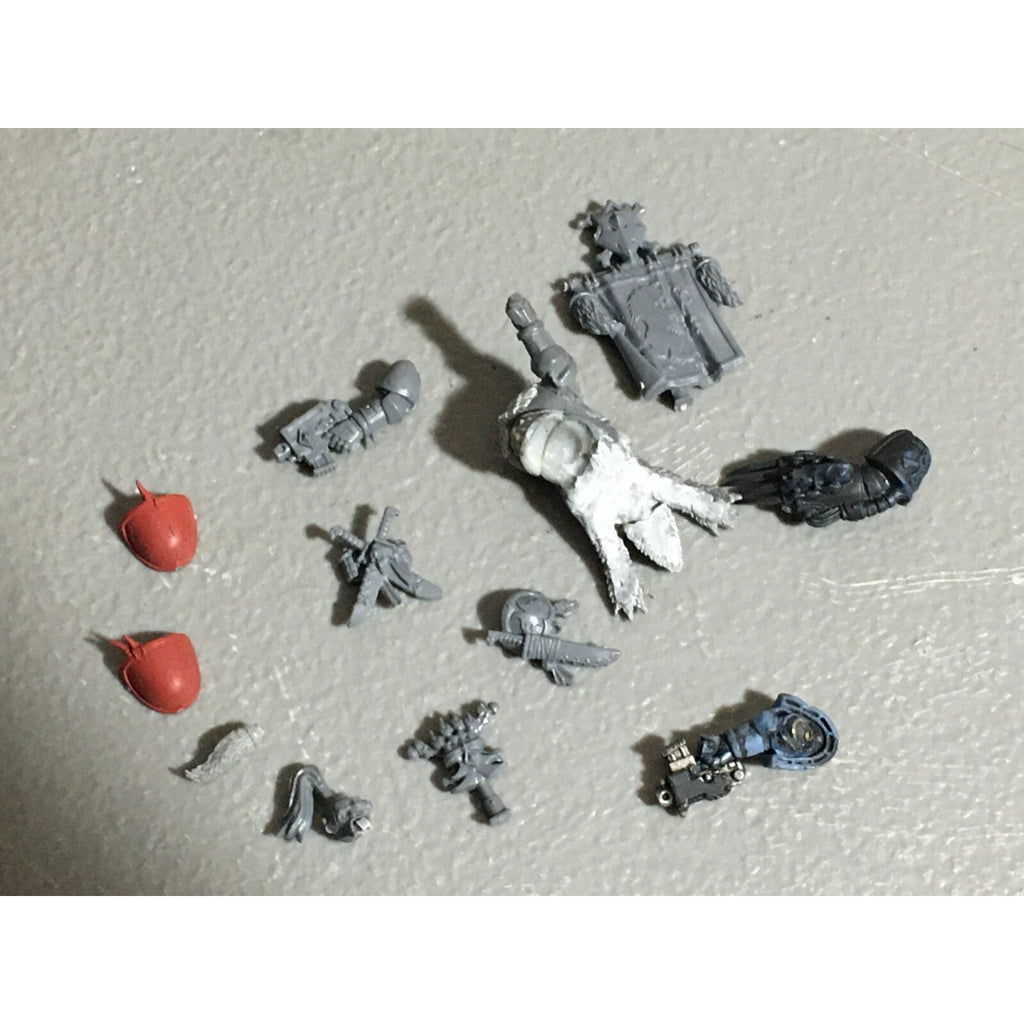 A22562 WARHAMMER 40K SPACE MARINES WOLVES BITS LOT BANNER ACCESSORY PISTOL GW