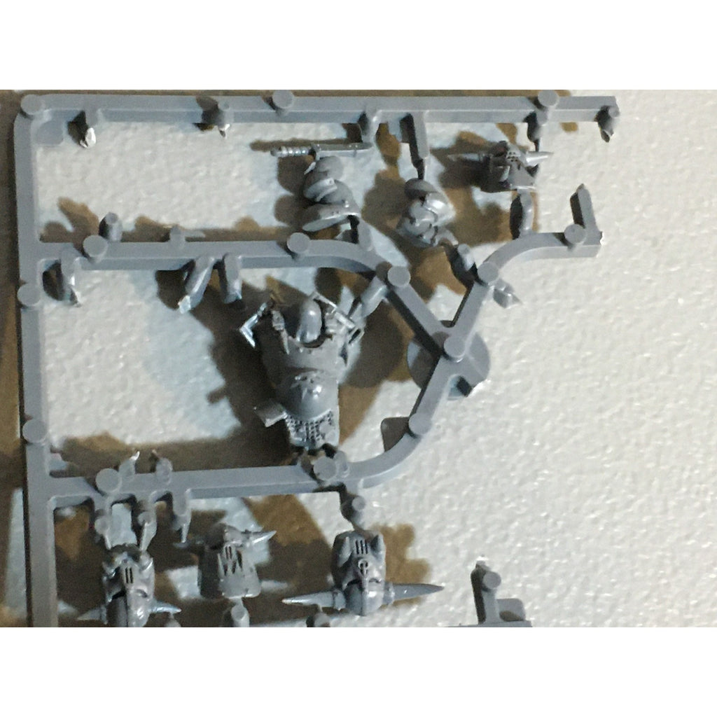A33616 WARHAMMER FANTASY ORCS & GOBLINS BITS LOT ON SPRUE BLACK ORC GW