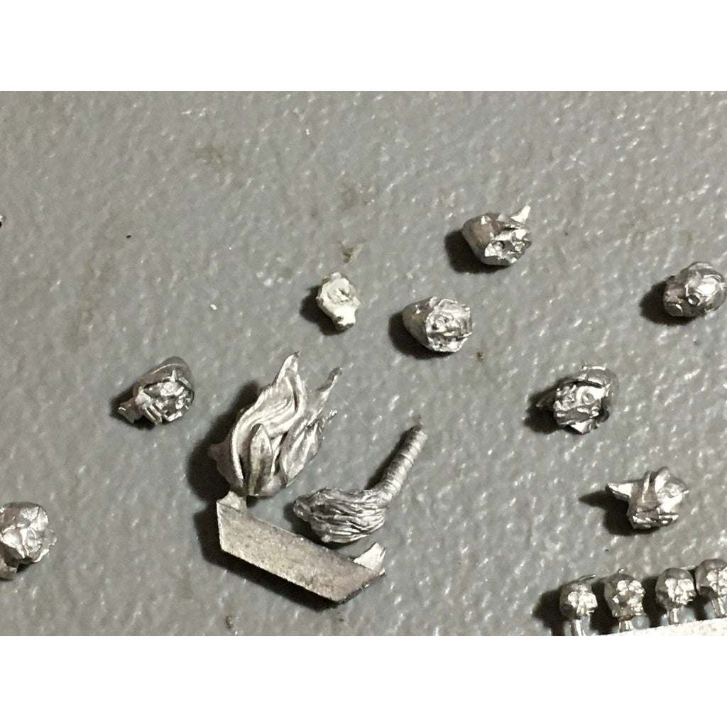 A22408 WARHAMMER FANTASY MIXED METAL BITS LOT HEADS ARMS WEAPONS GW