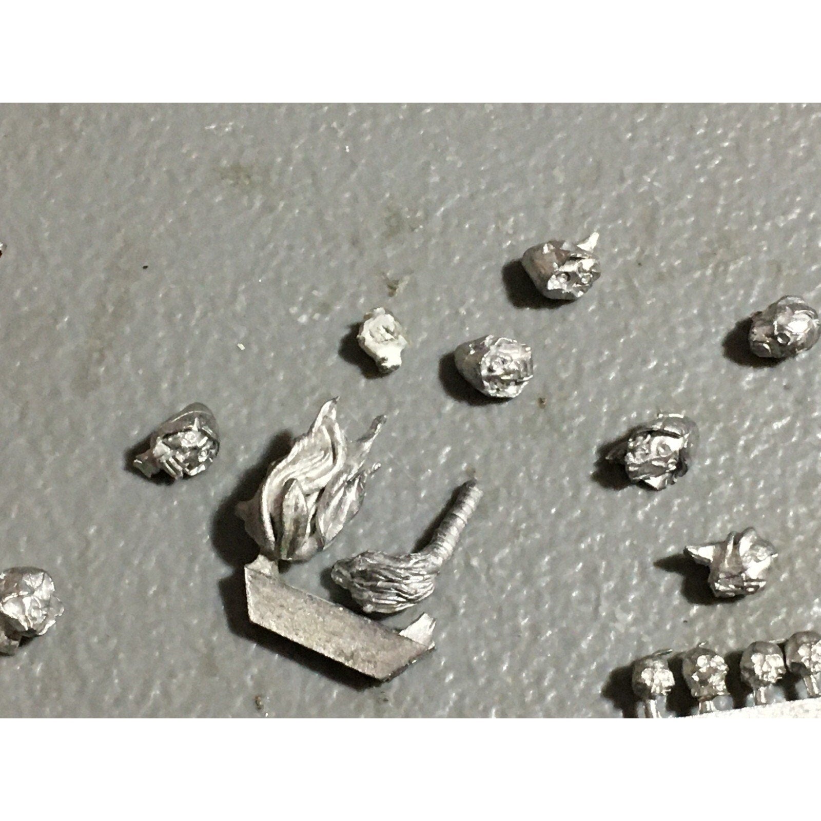 A22408 WARHAMMER FANTASY MIXED METAL BITS LOT HEADS ARMS WEAPONS GW