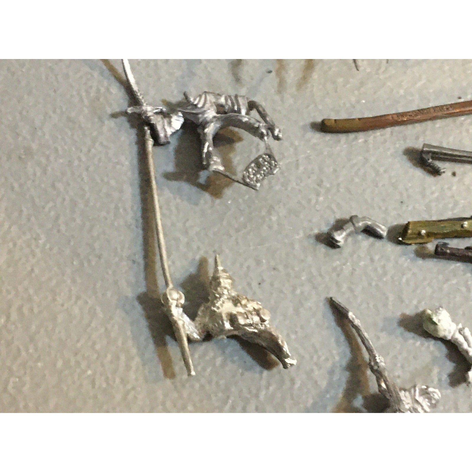 A32592 UNKNOWN MINIATURES METAL BITS LOT REDCOAT KNIGHT ARM WEAPON BANNER