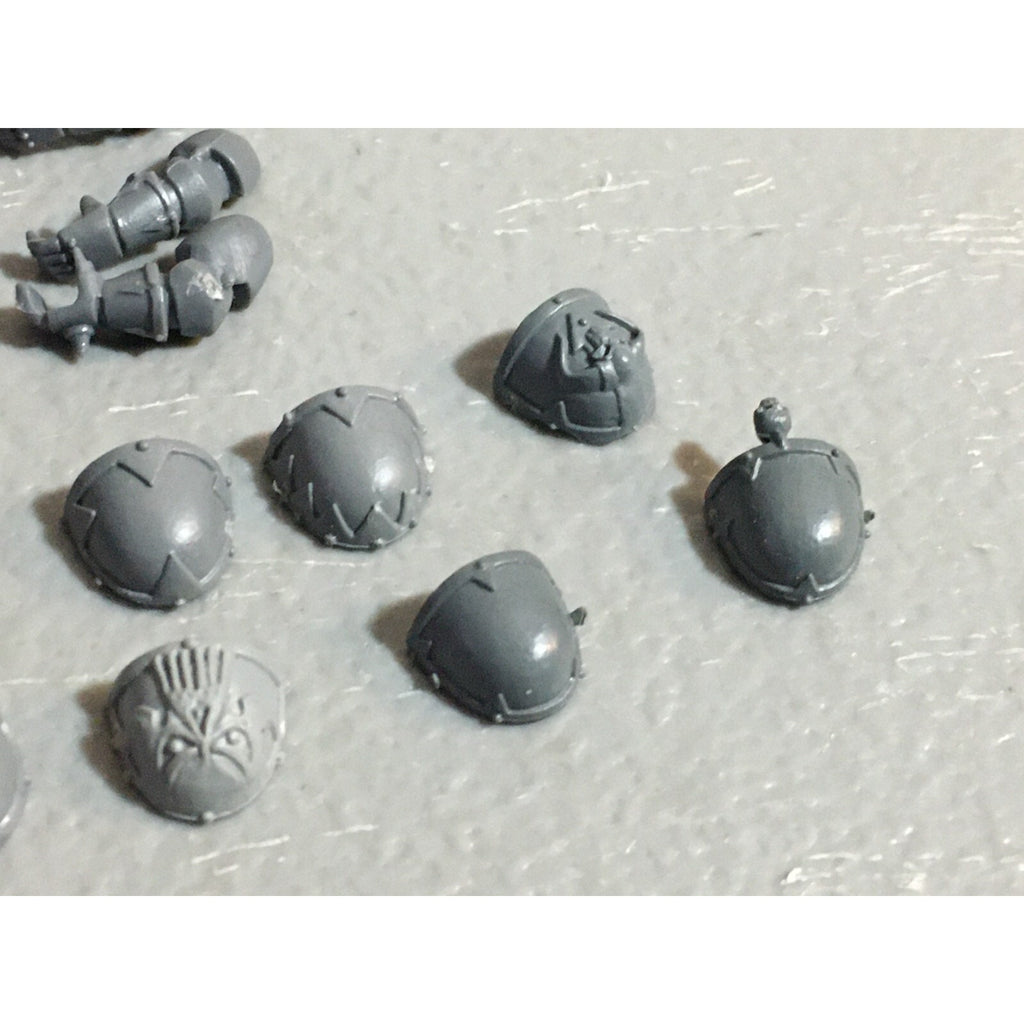 A23075 WARHAMMER 40K CSM CHAOS SPACE MARINES BITS LOT MIXED SHOULDERS ARMS GW