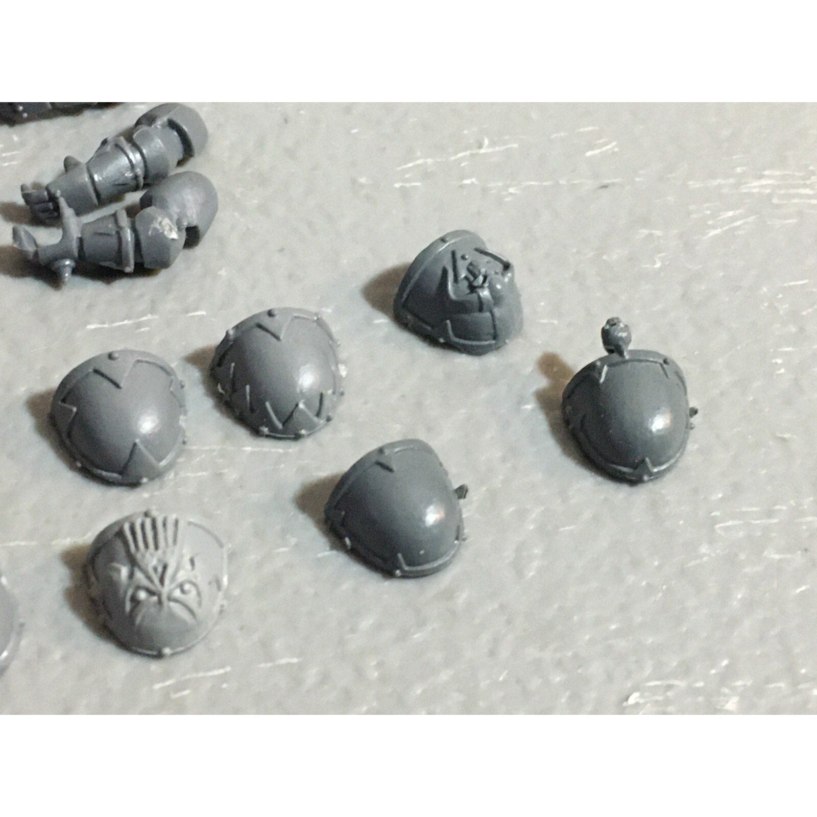 A23075 WARHAMMER 40K CSM CHAOS SPACE MARINES BITS LOT MIXED SHOULDERS ARMS GW