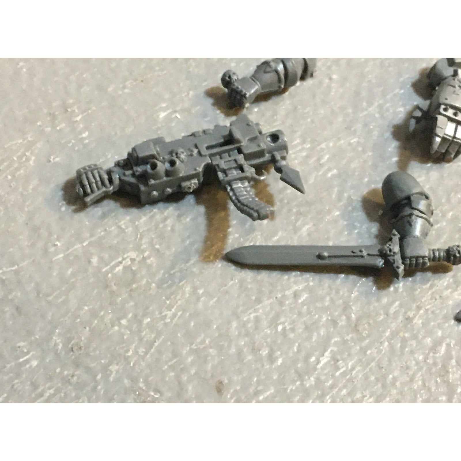 A33590 WARHAMMER 40K CHAOS SPACE MARINES CSM BITS LOT POWERFIST CHEST SWORD GW