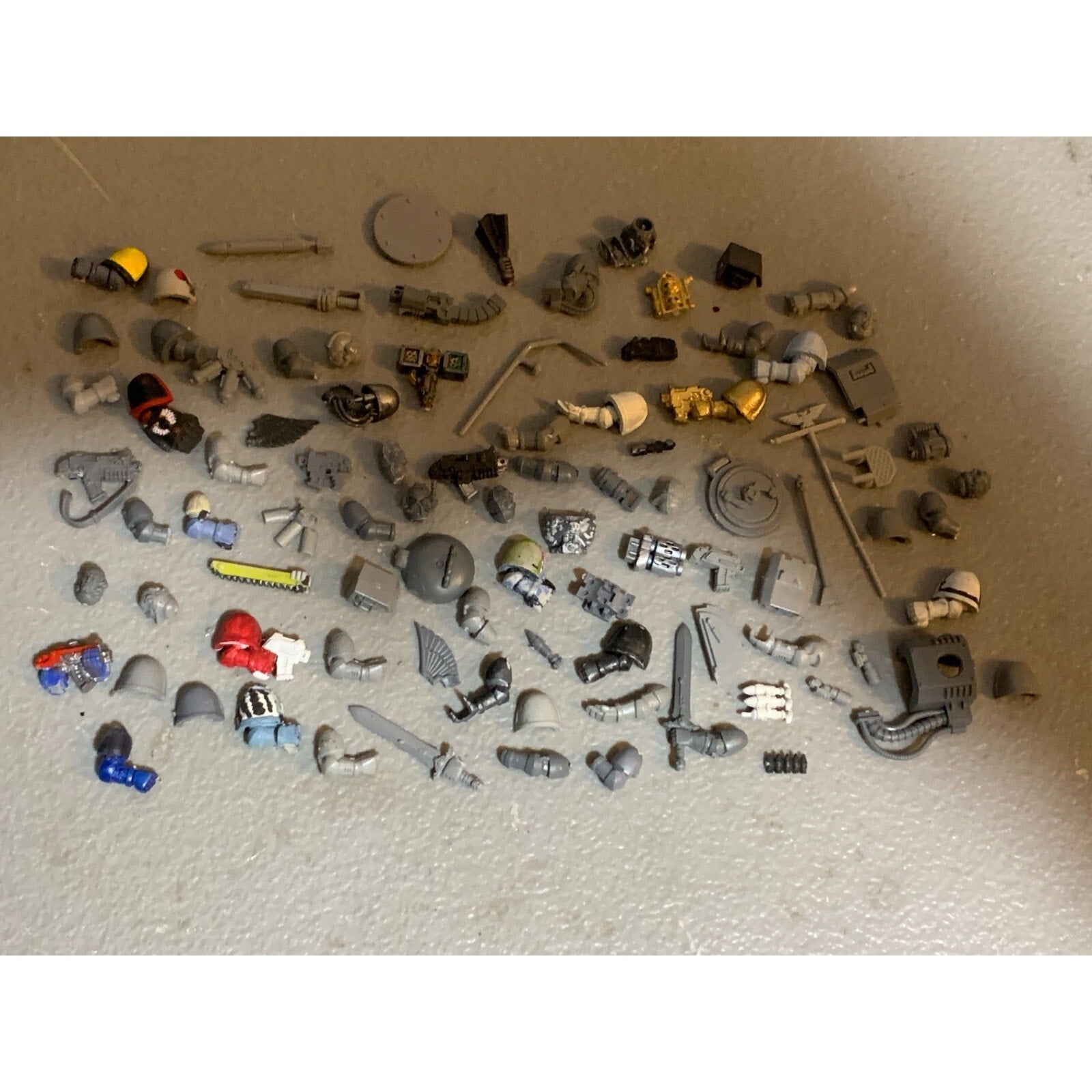 A23320 WARHAMMER 40K SPACE MARINES BITS LOT ARMS GUNS HEADS PADS GAMES WORKSHOP