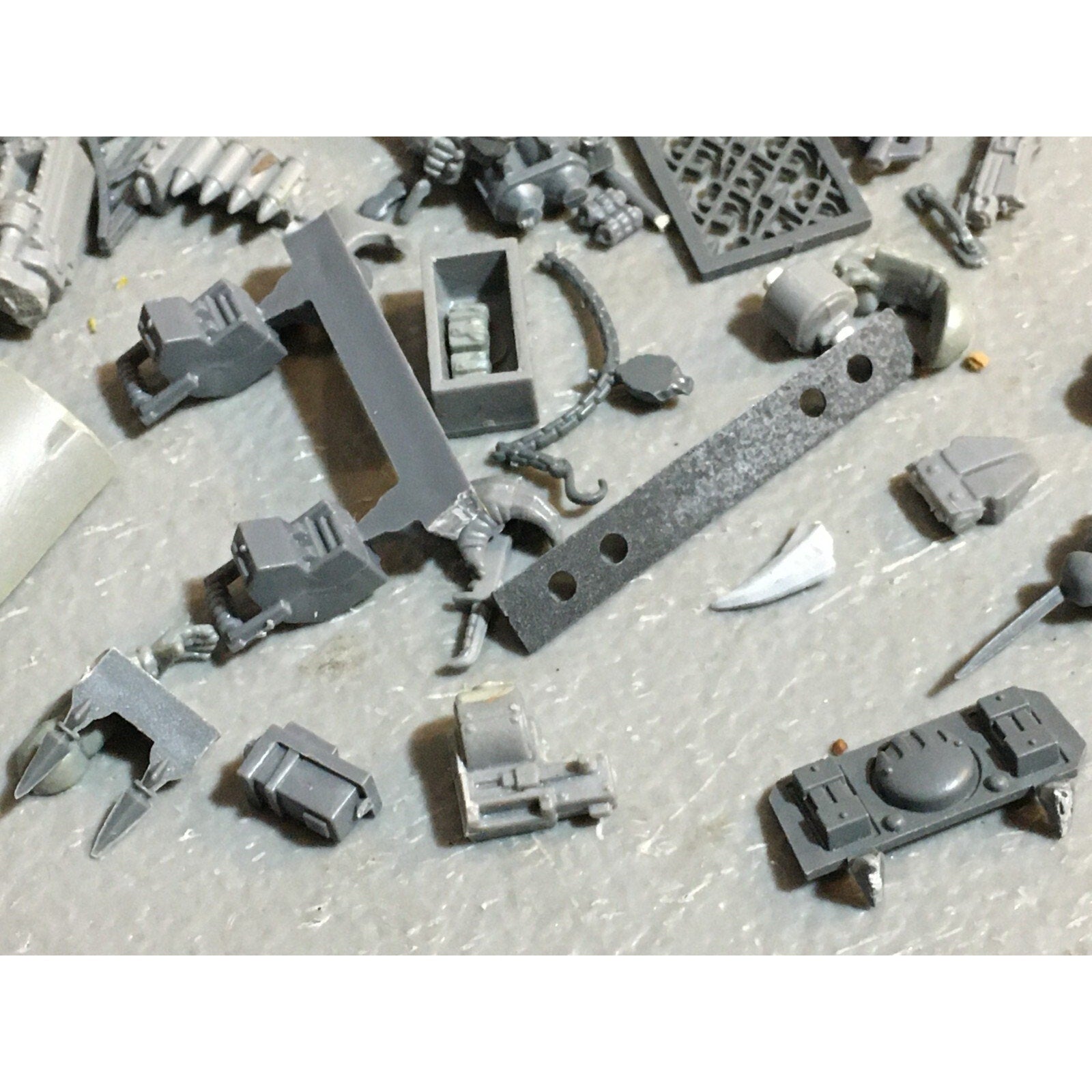A23486 WARHAMMER 40K BITS LOT MIXED VEHICLE TANK WEAPON GAMES WORKSHOP GW