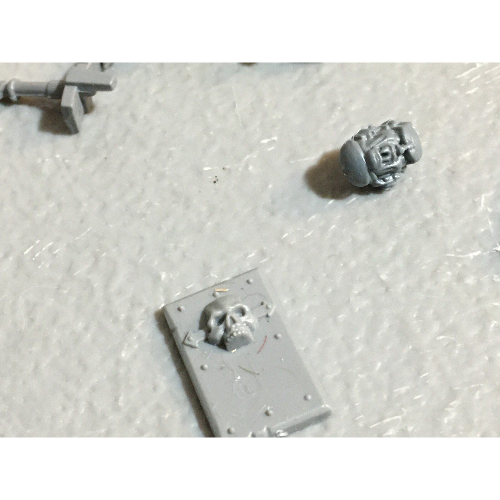 A23465 WARHAMMER 40K CHAOS SPACE MARINES BITS LOT MIXED VEHICLE ARMS GW