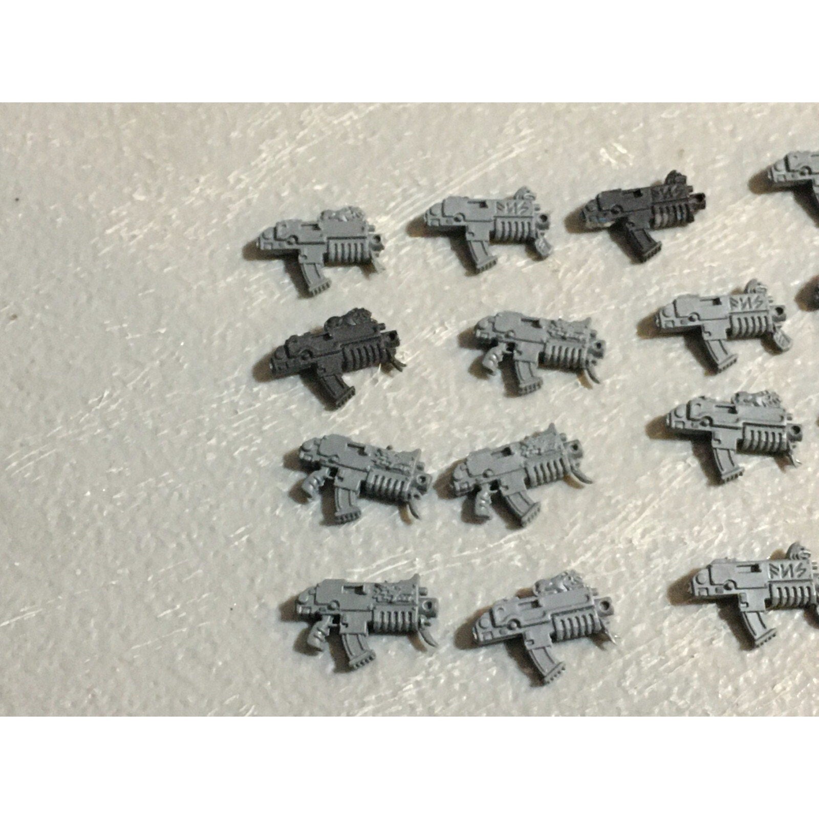A22991 WARHAMMER 40K SPACE MARINES WOLVES BITS LOT BOLTERS GW