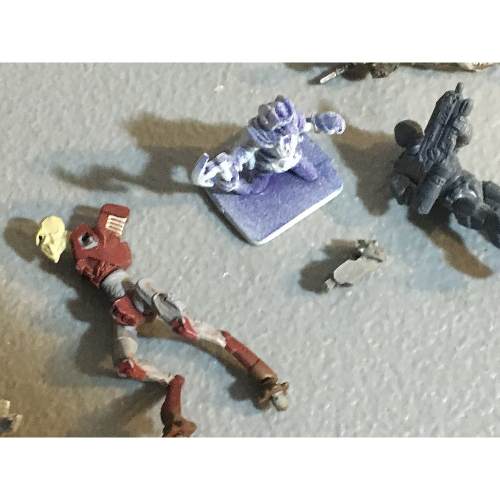 A32584 UNKNOWN PLASTIC MINIATURES BITS & INCOMPLETE LOT ROBOT DWARF SOLDIER