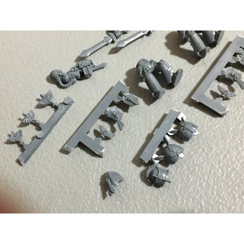 A19888 WARHAMMER 40K DARK ANGELS BITS LOT TERMINATOR LEGS SHOULDER PADS