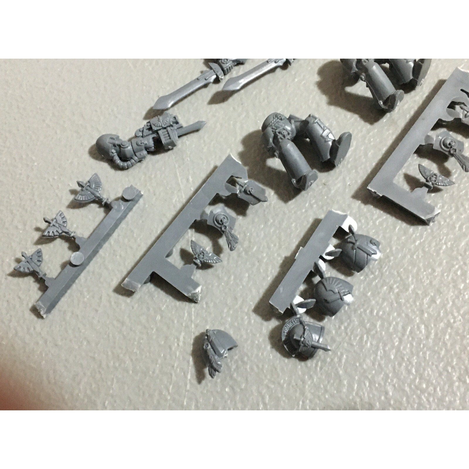 A19888 WARHAMMER 40K DARK ANGELS BITS LOT TERMINATOR LEGS SHOULDER PADS
