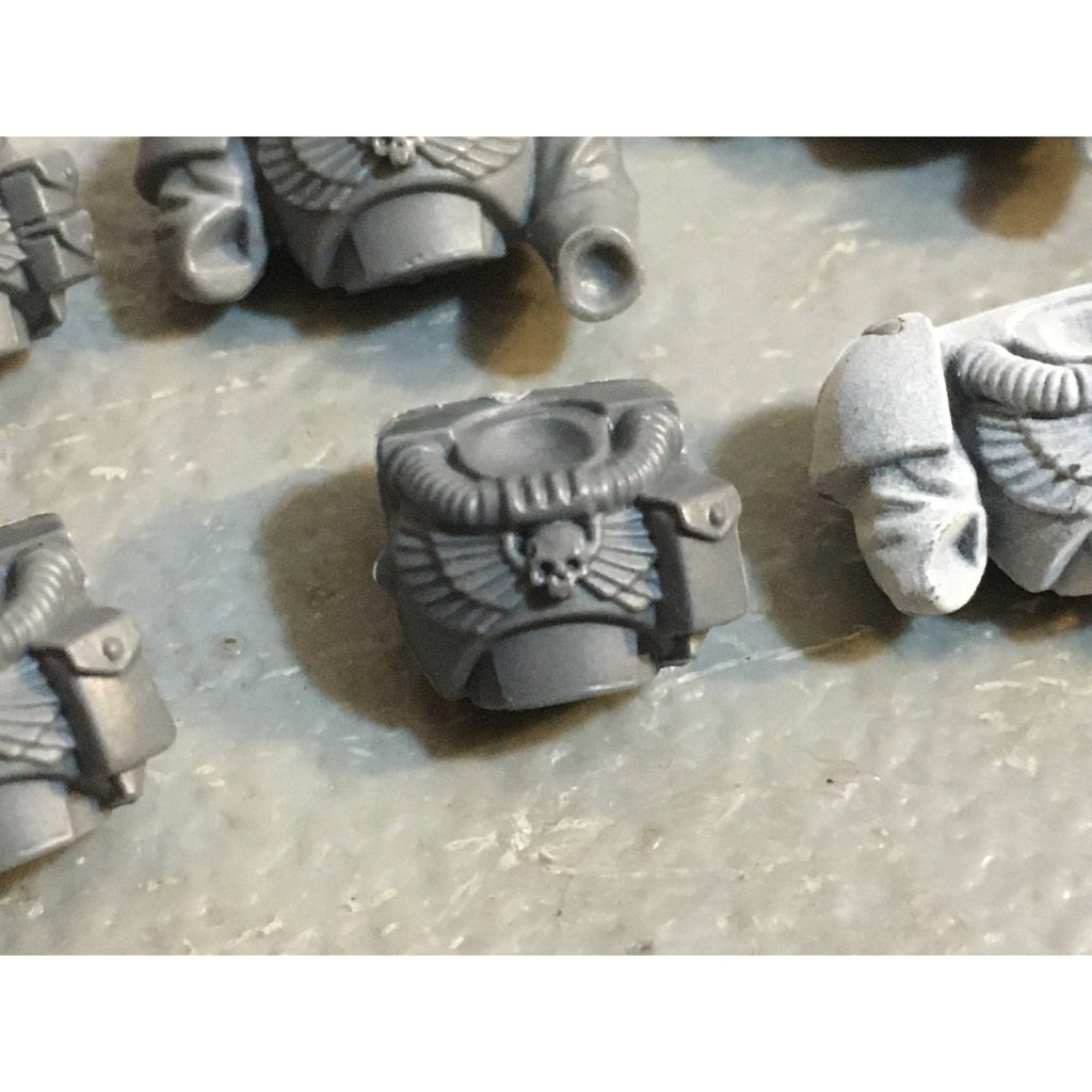 A33846 WARHAMMER 40K SPACE MARINES BITS LOT SCOUTS TORSO CHEST GW