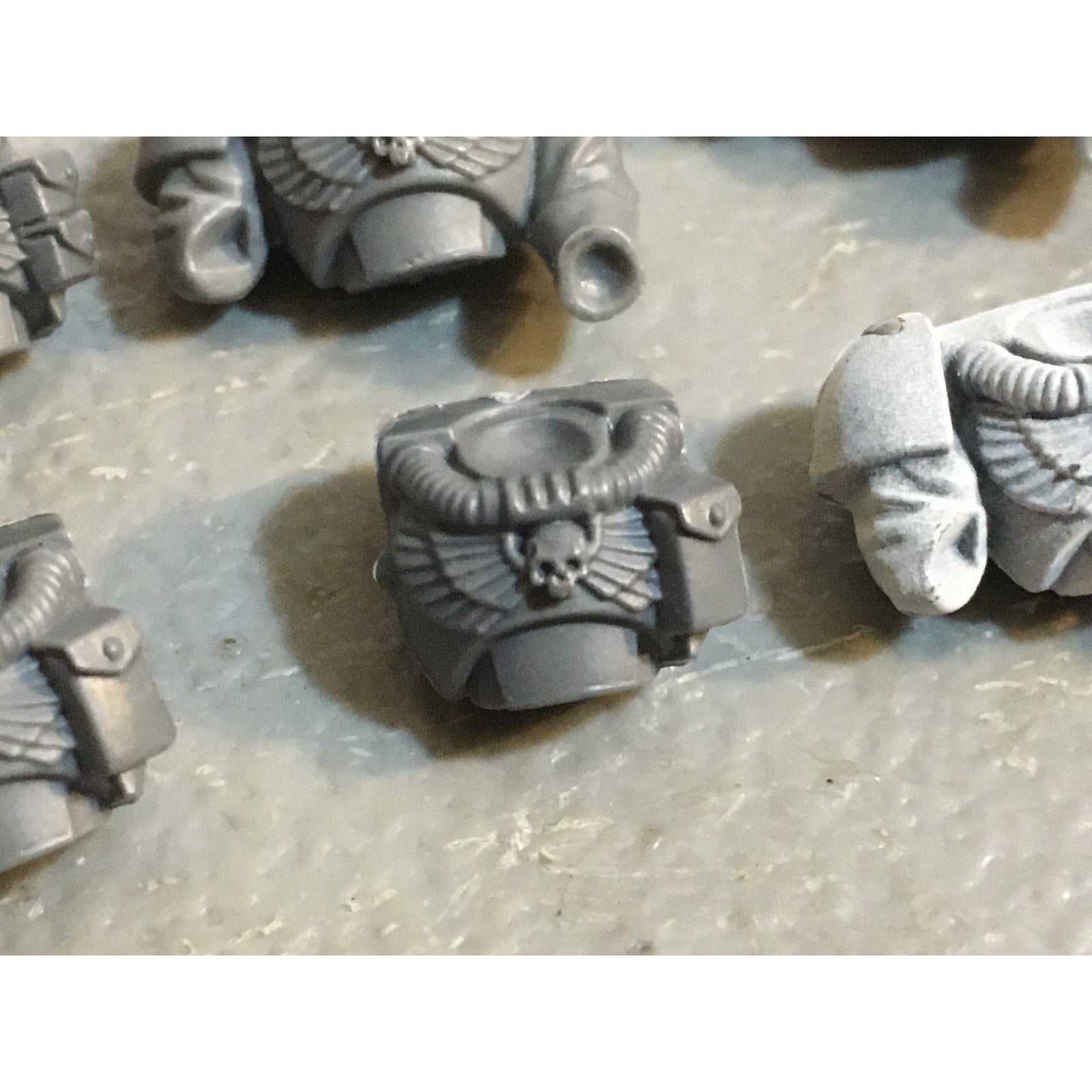 A33846 WARHAMMER 40K SPACE MARINES BITS LOT SCOUTS TORSO CHEST GW