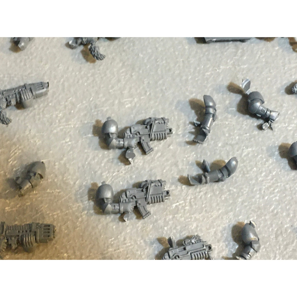 A29737 WARHAMMER 40K SPACE MARINES WOLVES BITS LOT BOLTERS PLASMA AXE ARMS GW