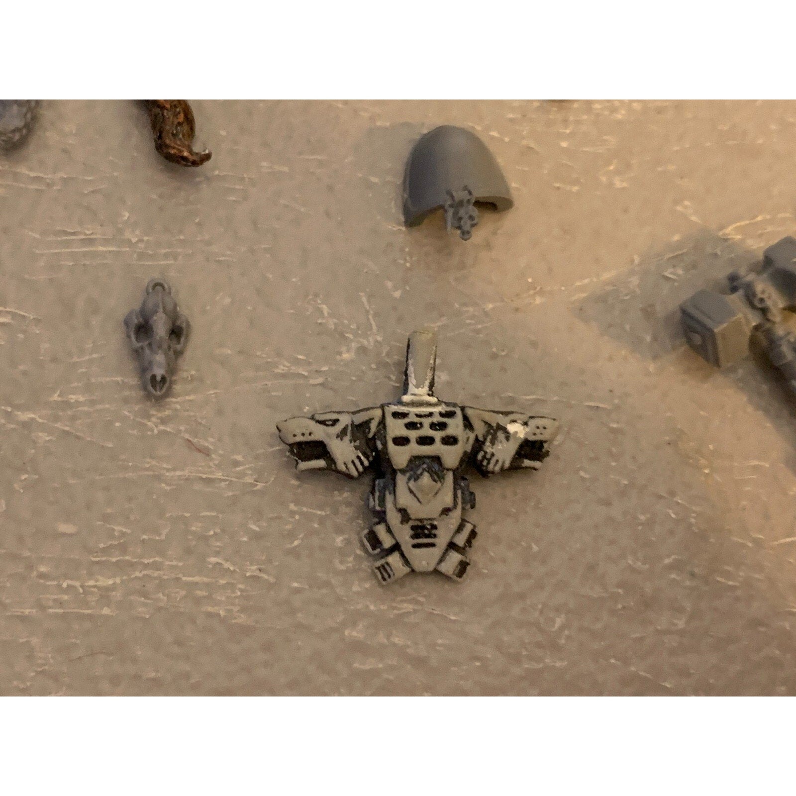 A23300 WARHAMMER 40K SPACE MARINES SPACE WOLVES BITS LOT TAIL GUNS HEADS GW