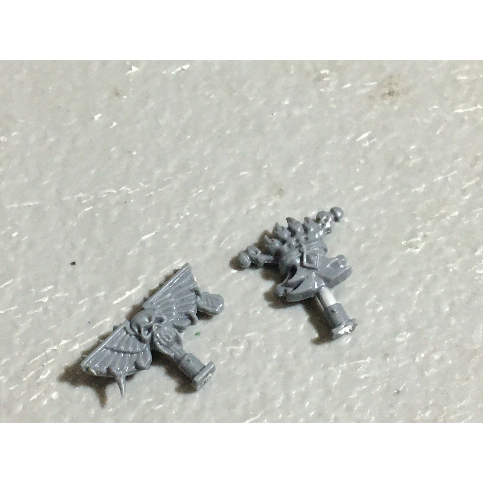 A22558 WARHAMMER 40K SPACE MARINES WOLVES BITS LOT BANNER ACCESSORY SHIELD GW
