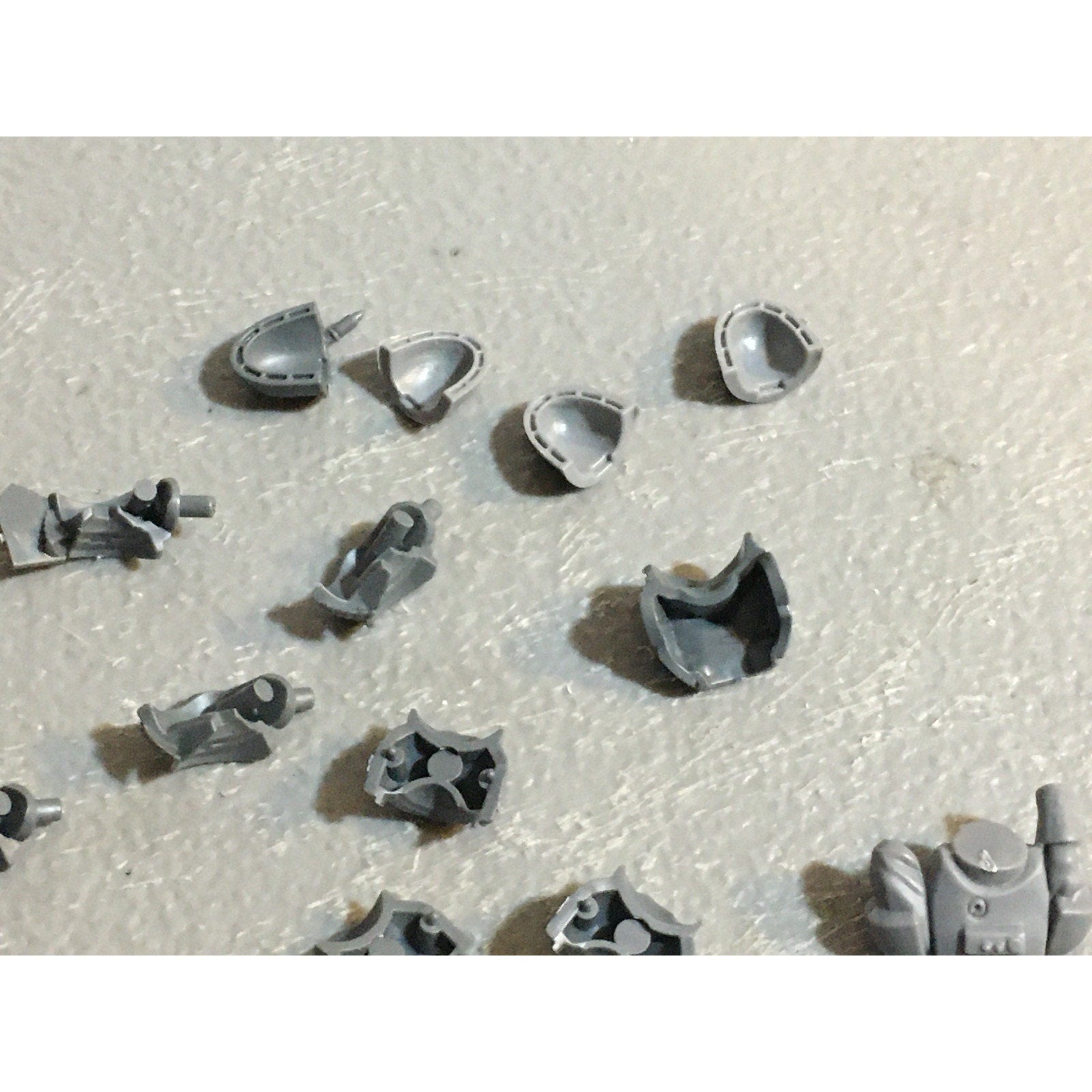 A29448 WARHAMMER 40K SPACE MARINES BITS LOT TORSO PARTS SHOULDER PADS GW