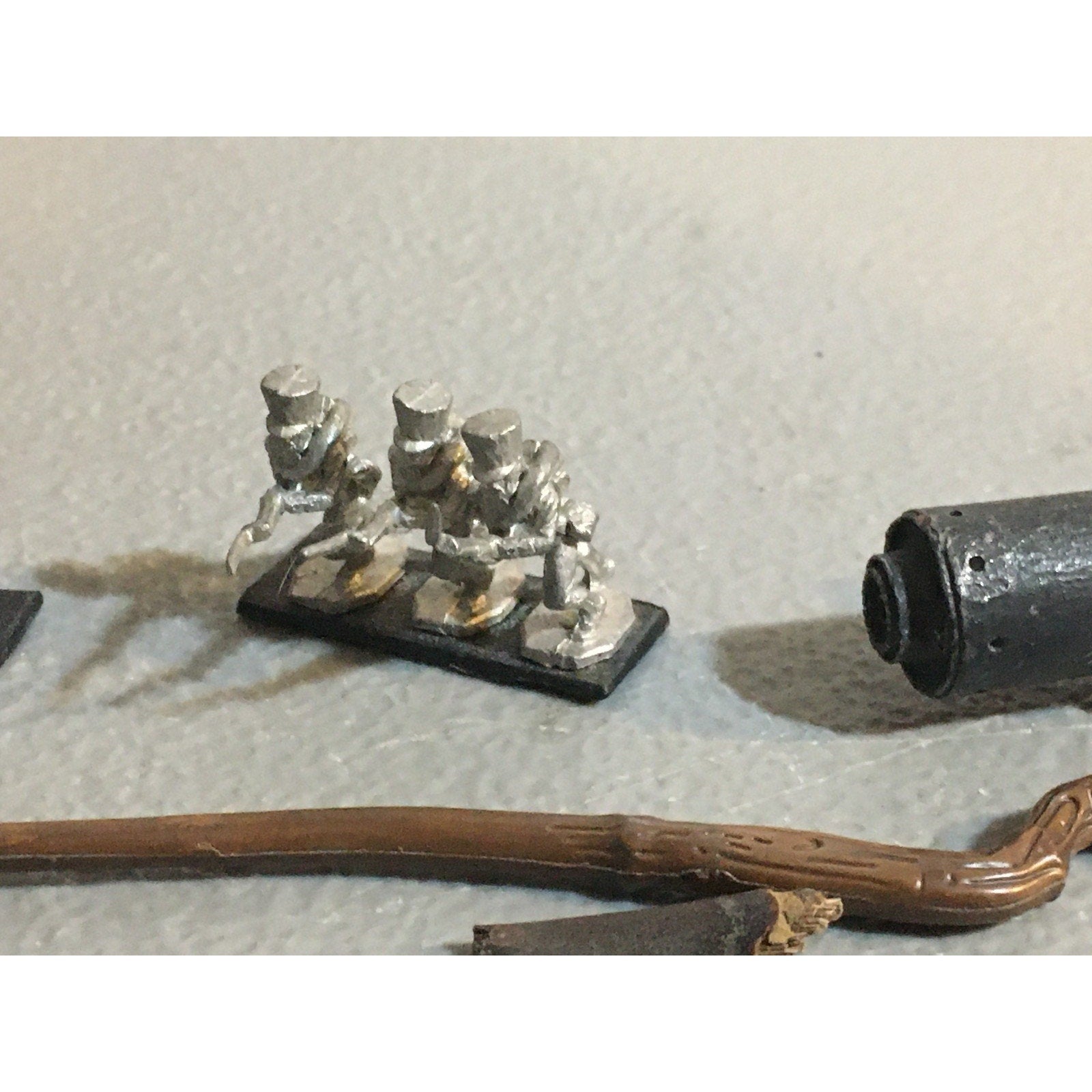 A32592 UNKNOWN MINIATURES METAL BITS LOT REDCOAT KNIGHT ARM WEAPON BANNER