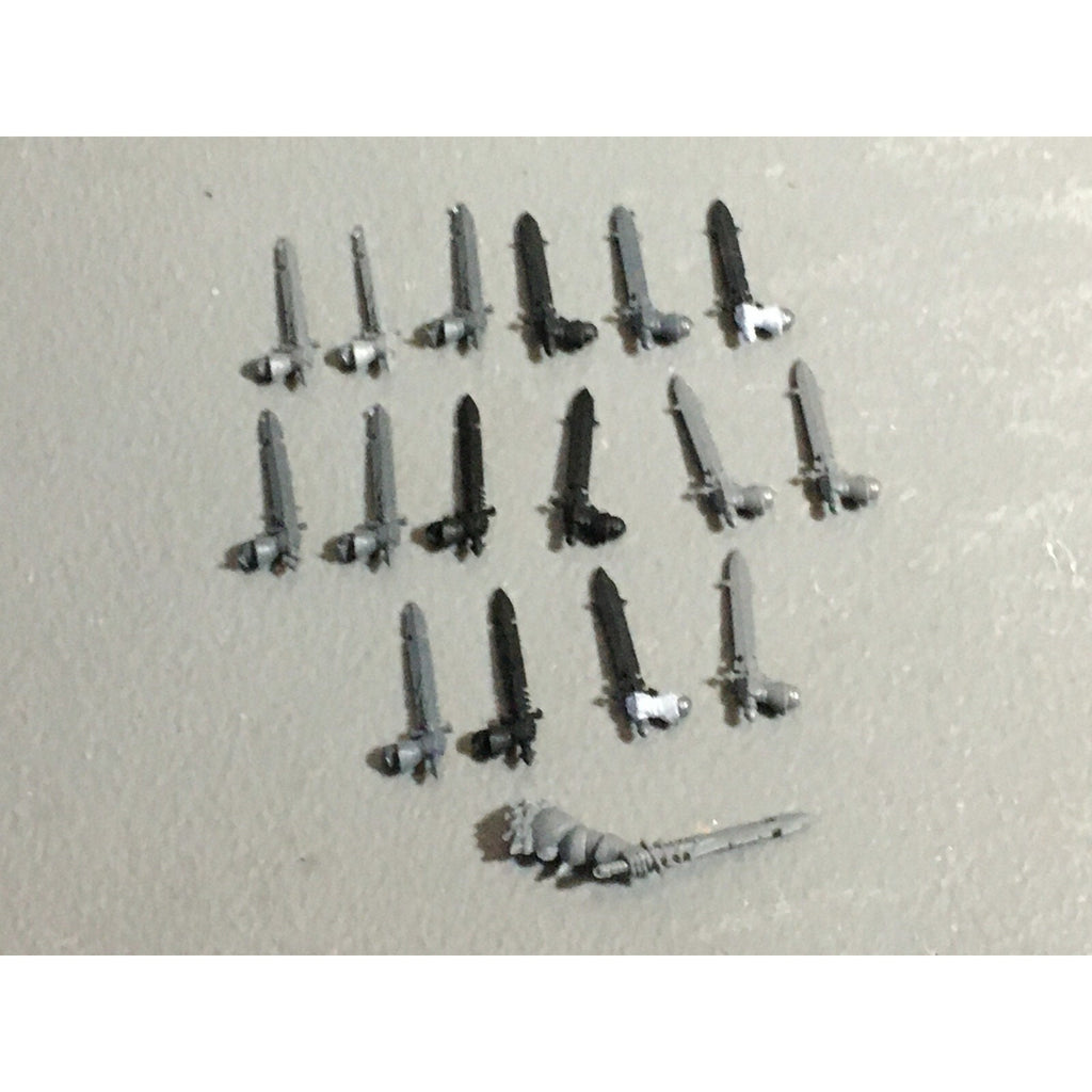 A22220 WARHAMMER FANTASY CHAOS MORTALS BITS LOT SWORD HANDS GAMES WORKSHOP