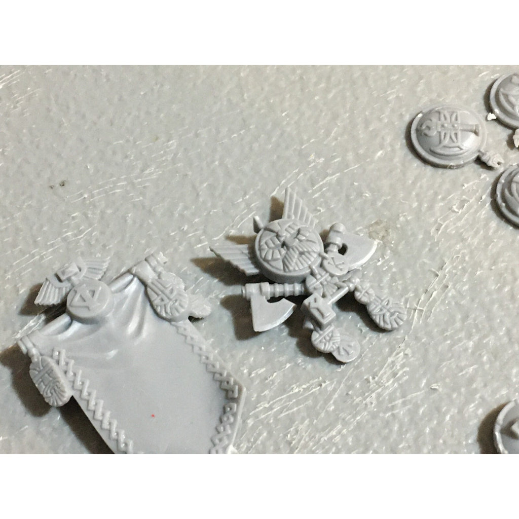 A23403 WARHAMMER FANTASY DWARFS BITS LOT WARRIORS MIXED SHIELD BANNER ARM HAND