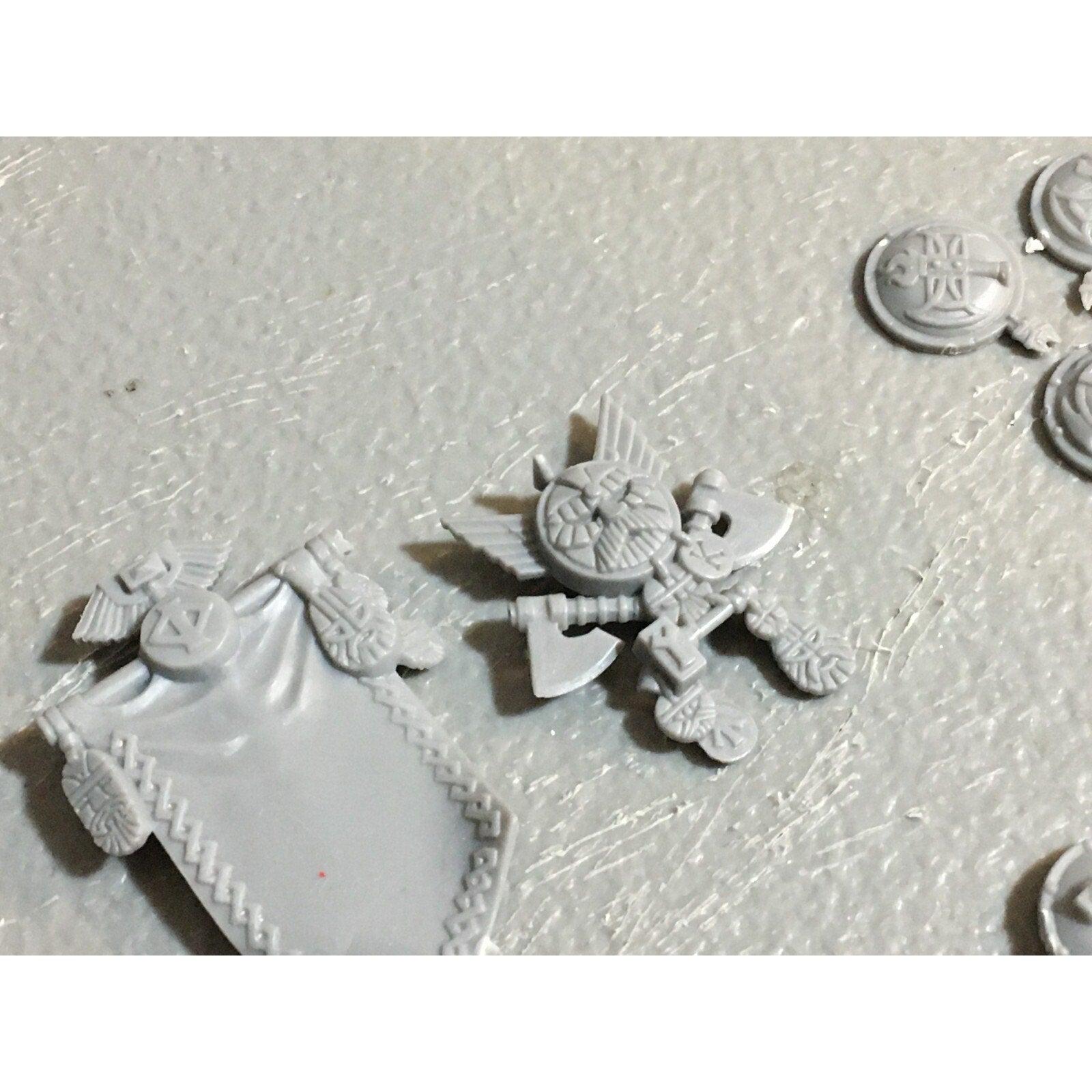 A23403 WARHAMMER FANTASY DWARFS BITS LOT WARRIORS MIXED SHIELD BANNER ARM HAND