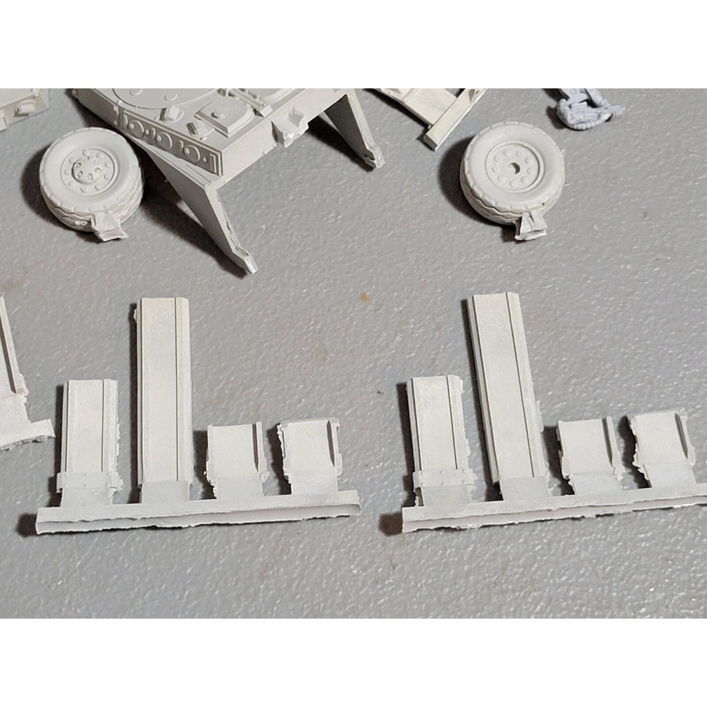 A17898 UNKNOWN TANK LOT BITS GUNS HEADS FUTURISTIC SCI-FI BATTLE