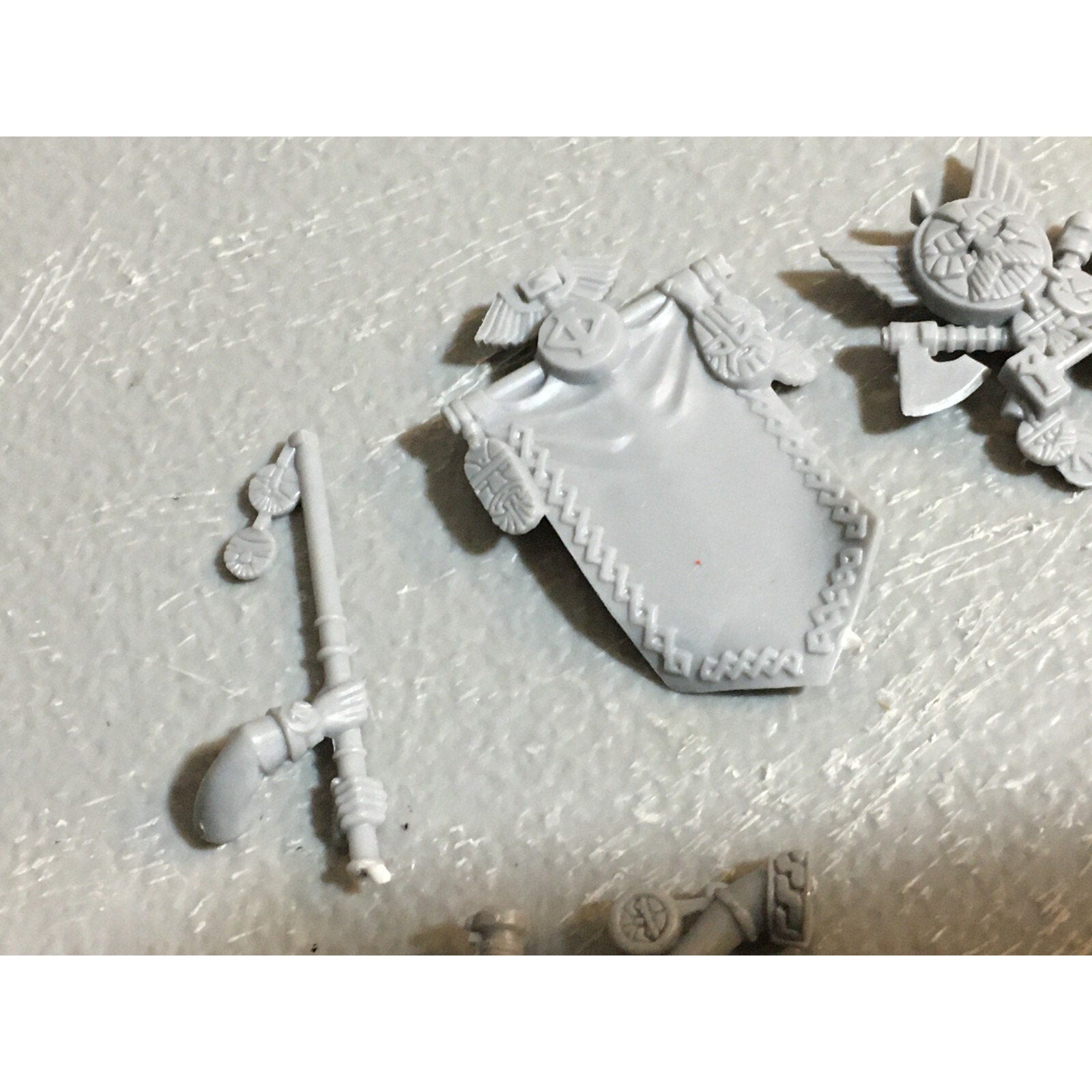 A23403 WARHAMMER FANTASY DWARFS BITS LOT WARRIORS MIXED SHIELD BANNER ARM HAND